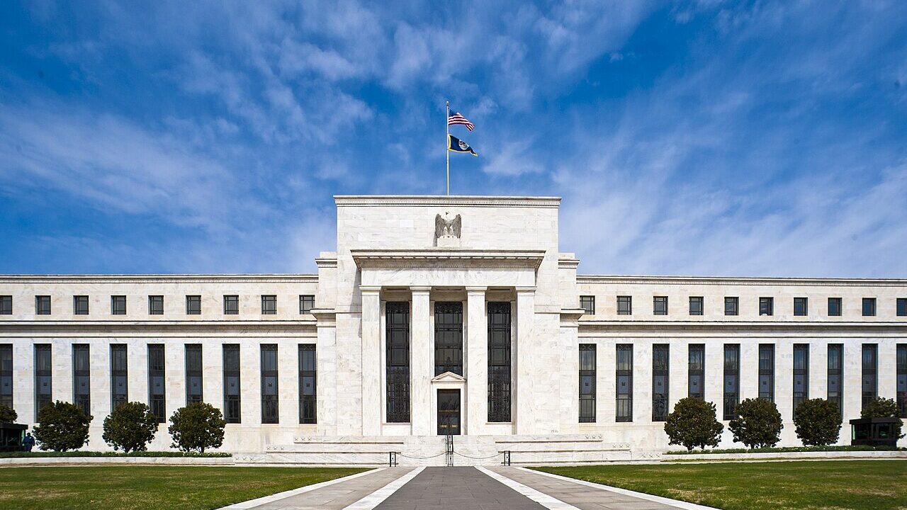 Dollar Near 18-Month High as Traders Price Another Possible Fed Rise